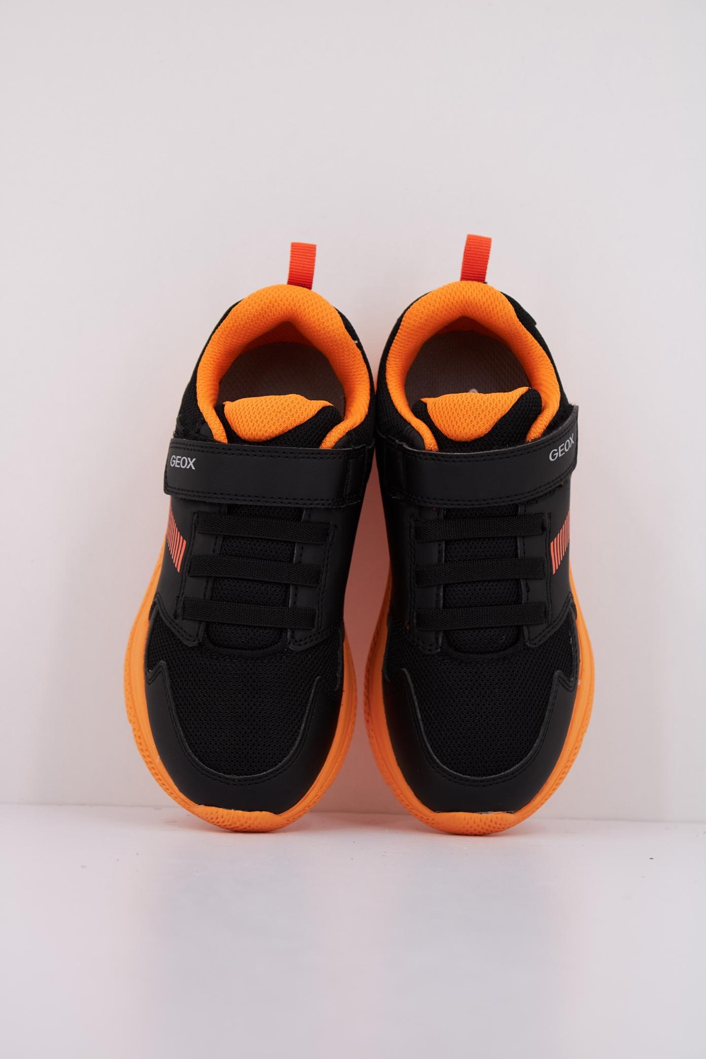 GEOX J SPRINTYE BOY en color NEGRO (3)
