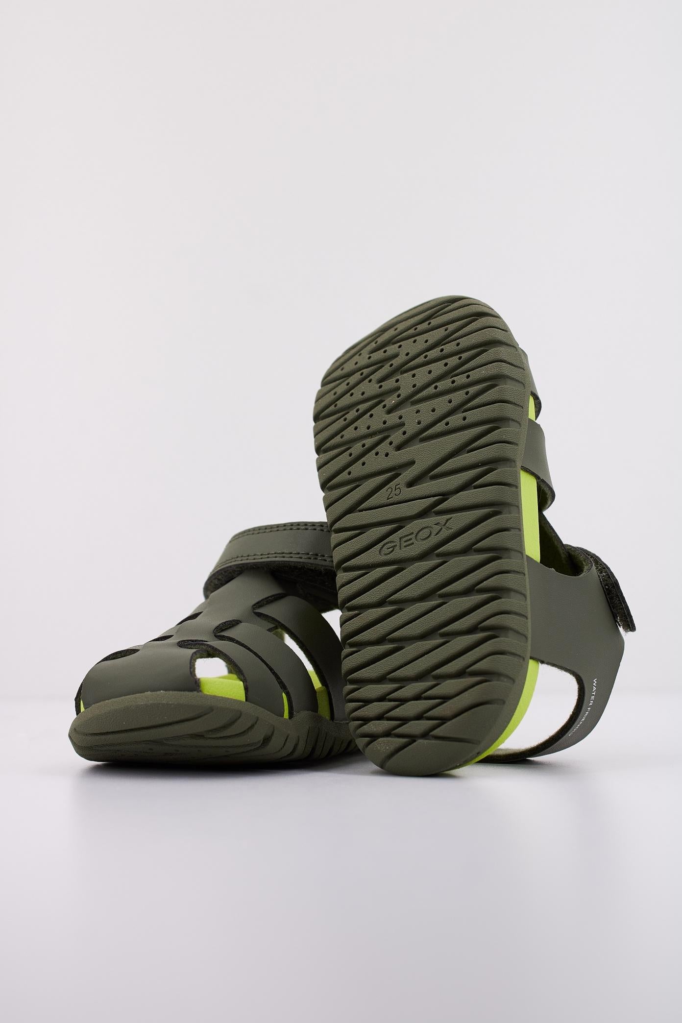 GEOX B SANDAL FUSBETTO BO en color VERDE (5)