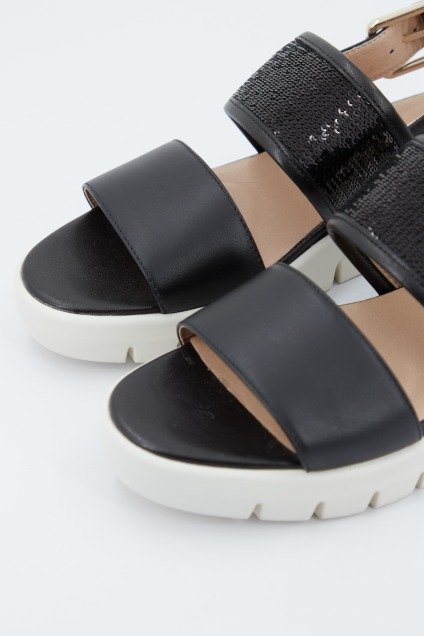 GEOX D WIMBLEY SANDAL en color NEGRO (4)