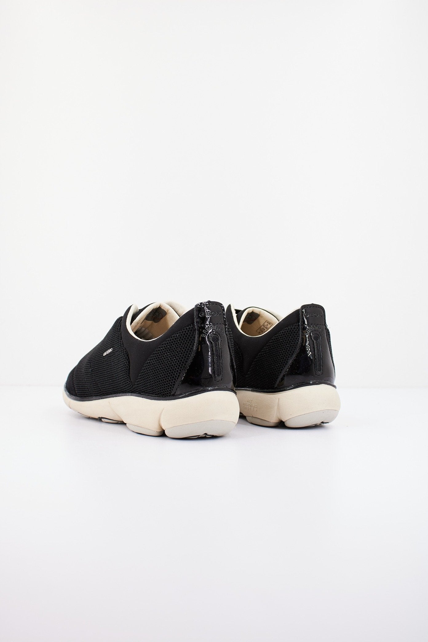 GEOX D NEBULA en color NEGRO (3)