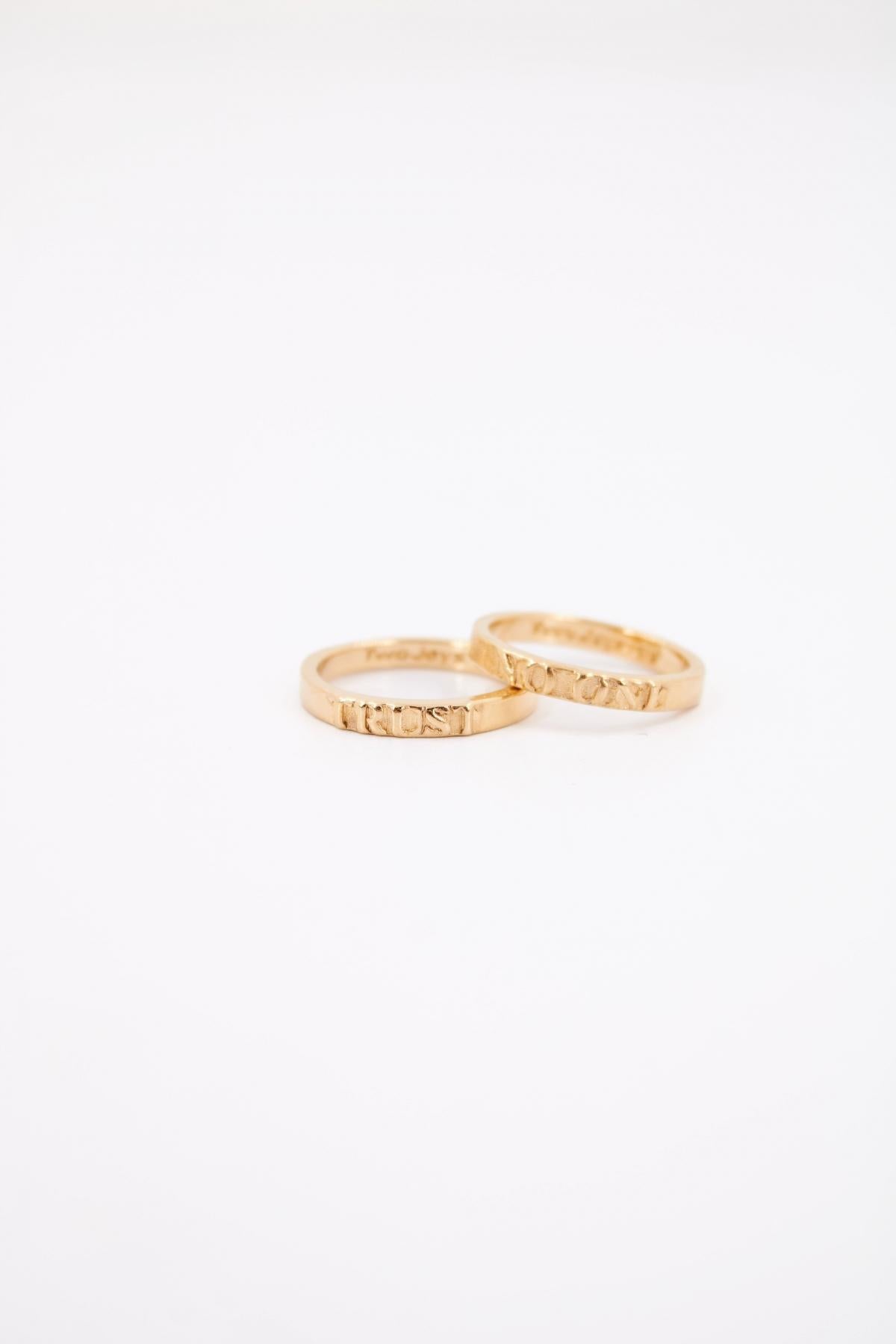 TWOJEYS TRUST NO ONE RING SET en color ORO (4)