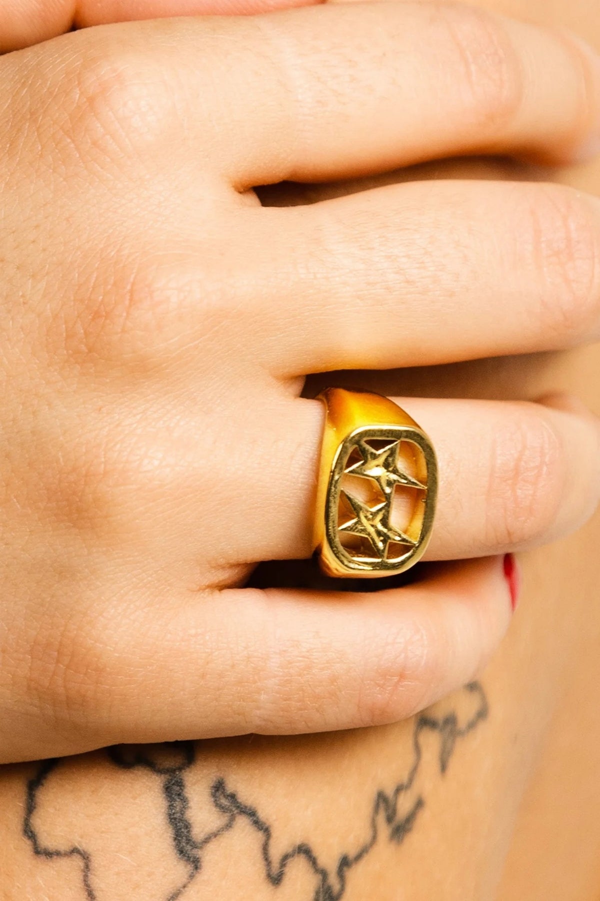 TWOJEYS FRAMED RING en color ORO (3)