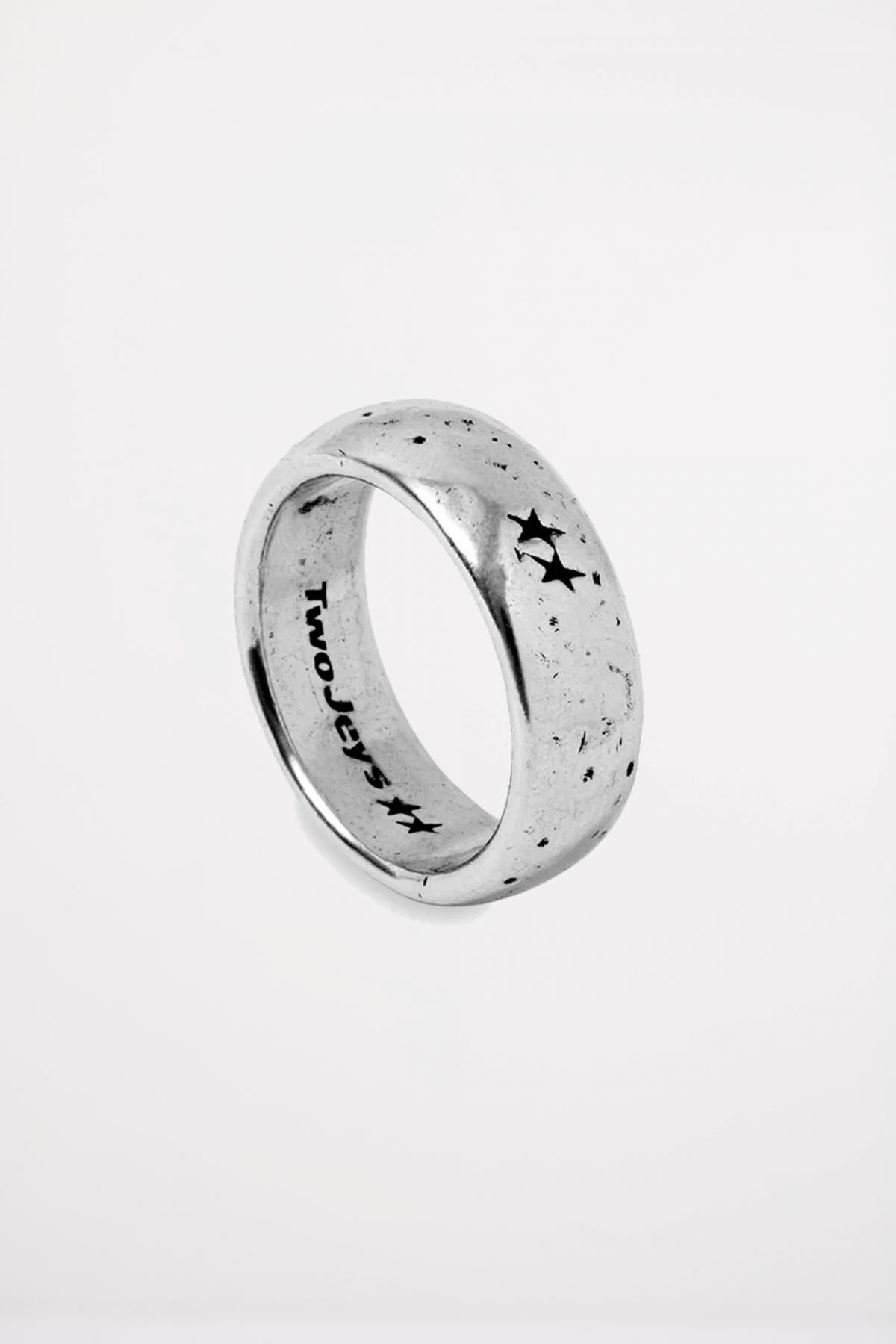 TWOJEYS SIGNATURE RING en color PLATA (1)