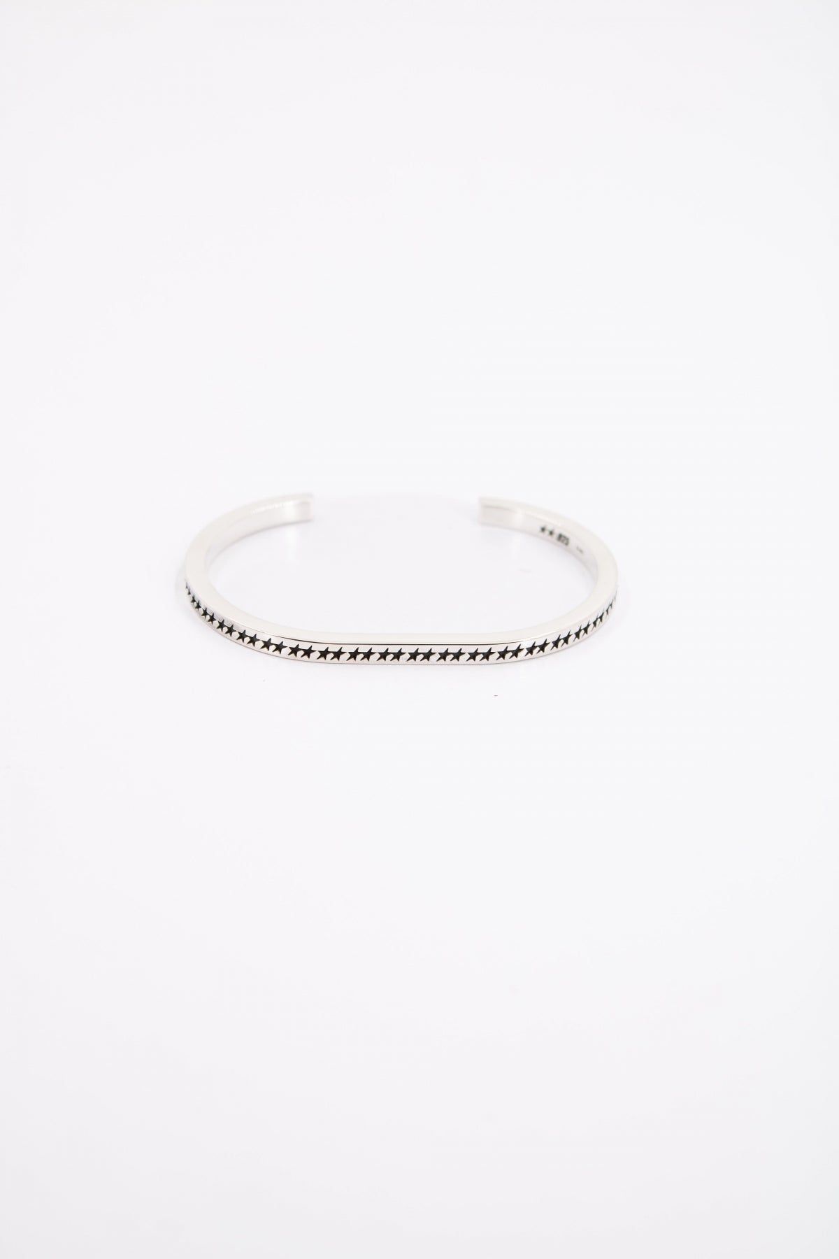 TWOJEYS ICON MONOGRAM BANGLE S en color PLATA (1)