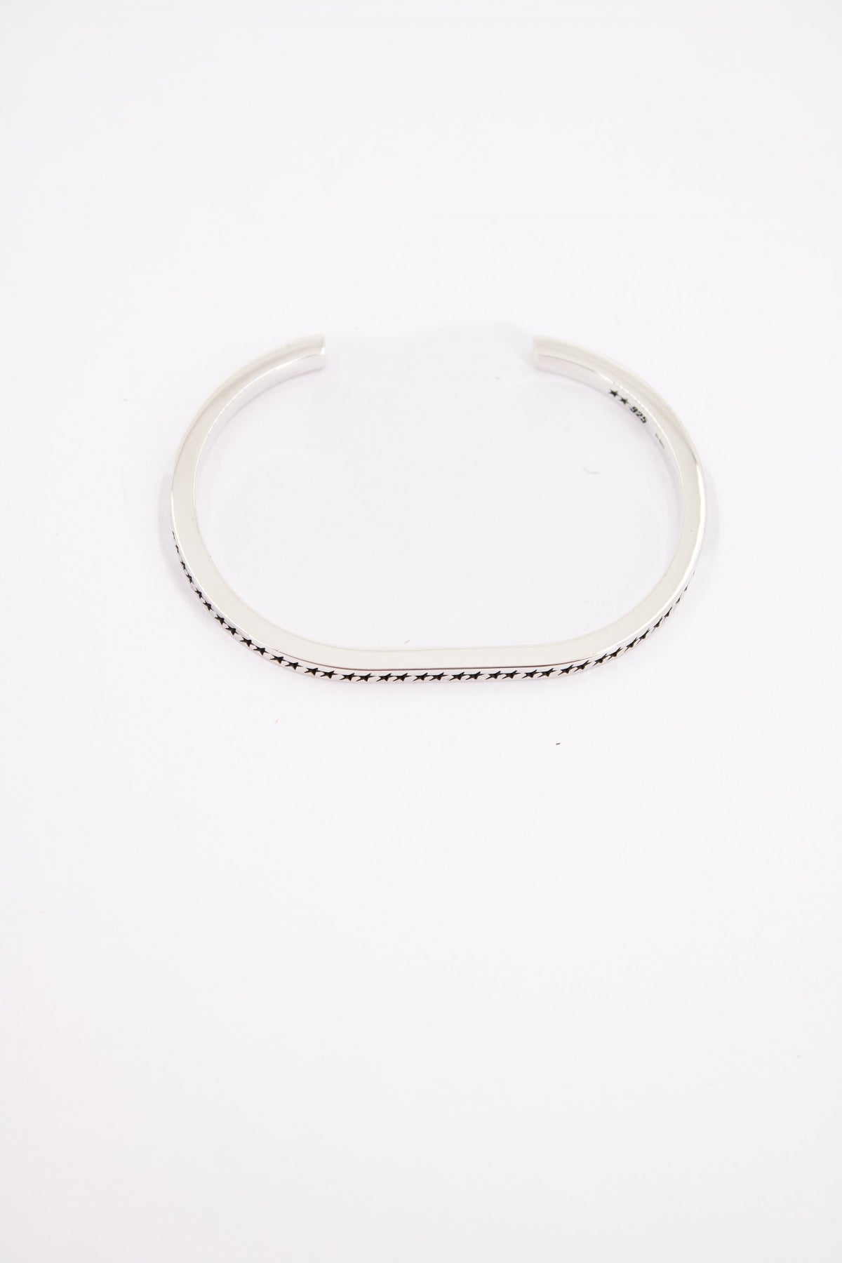 TWOJEYS ICON MONOGRAM BANGLE S en color PLATA (2)