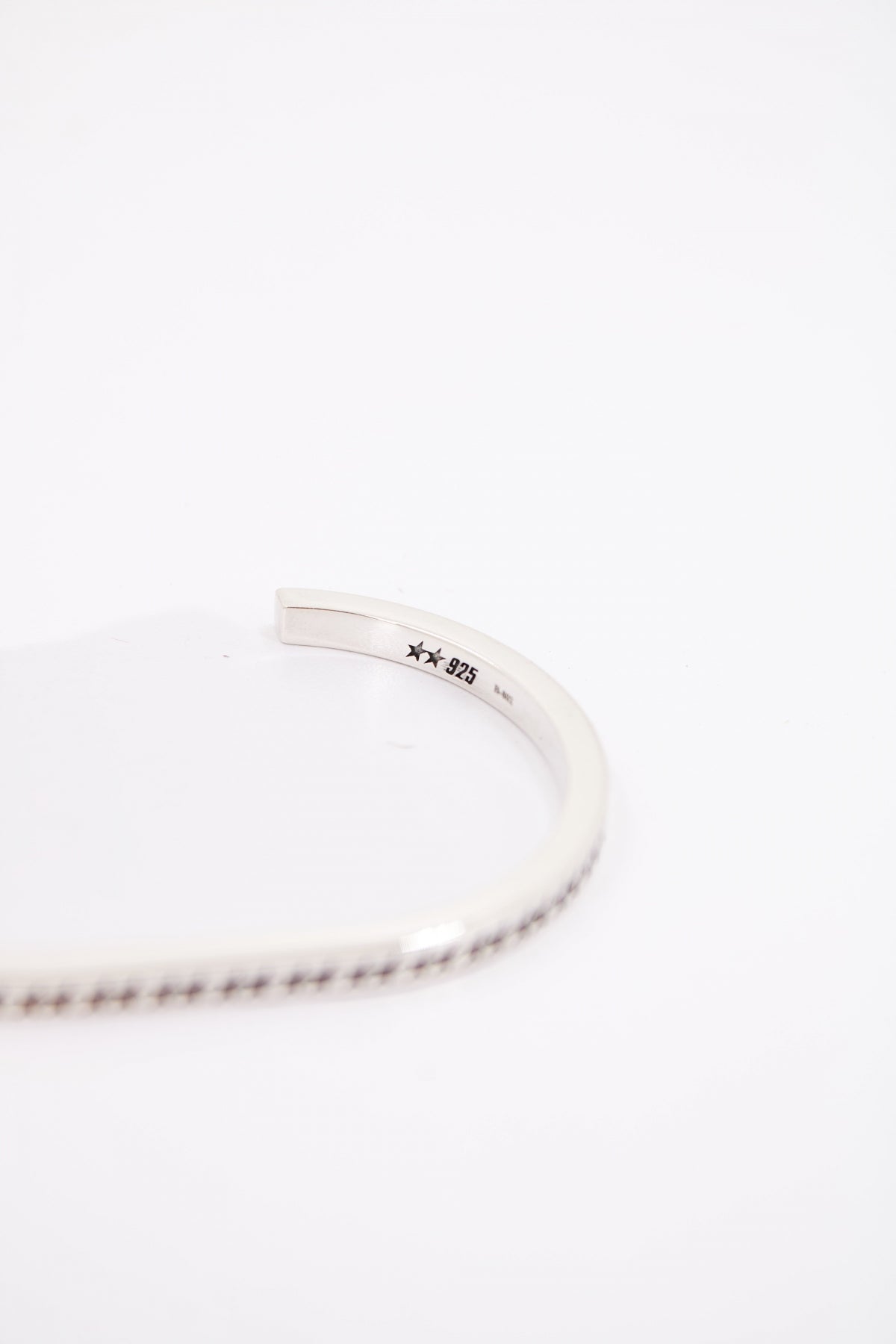 TWOJEYS ICON MONOGRAM BANGLE S en color PLATA (3)