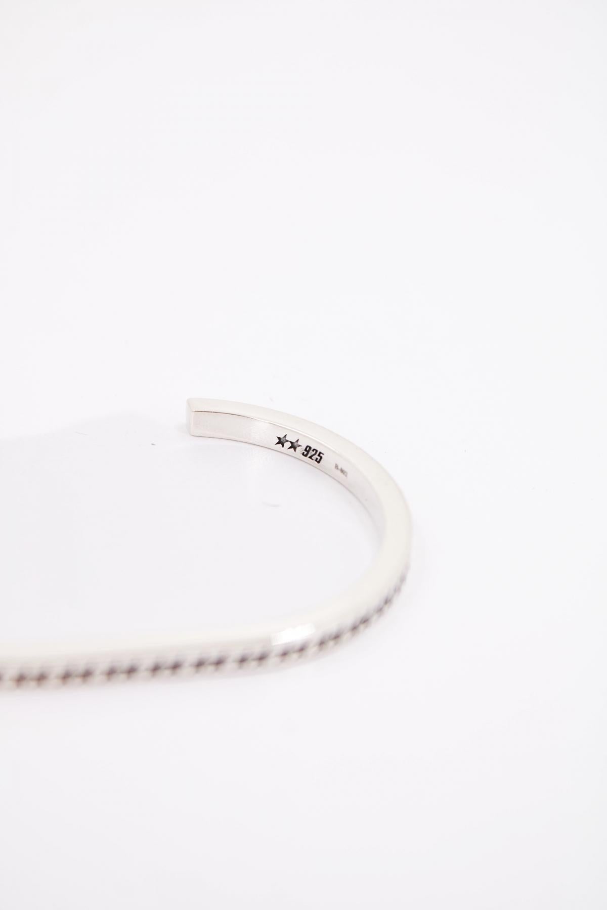 TWOJEYS ICON MONOGRAM BANGLE S en color PLATA (3)