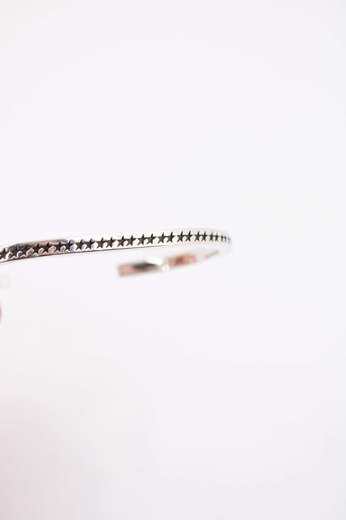 TWOJEYS ICON MONOGRAM BANGLE S en color PLATA (4)