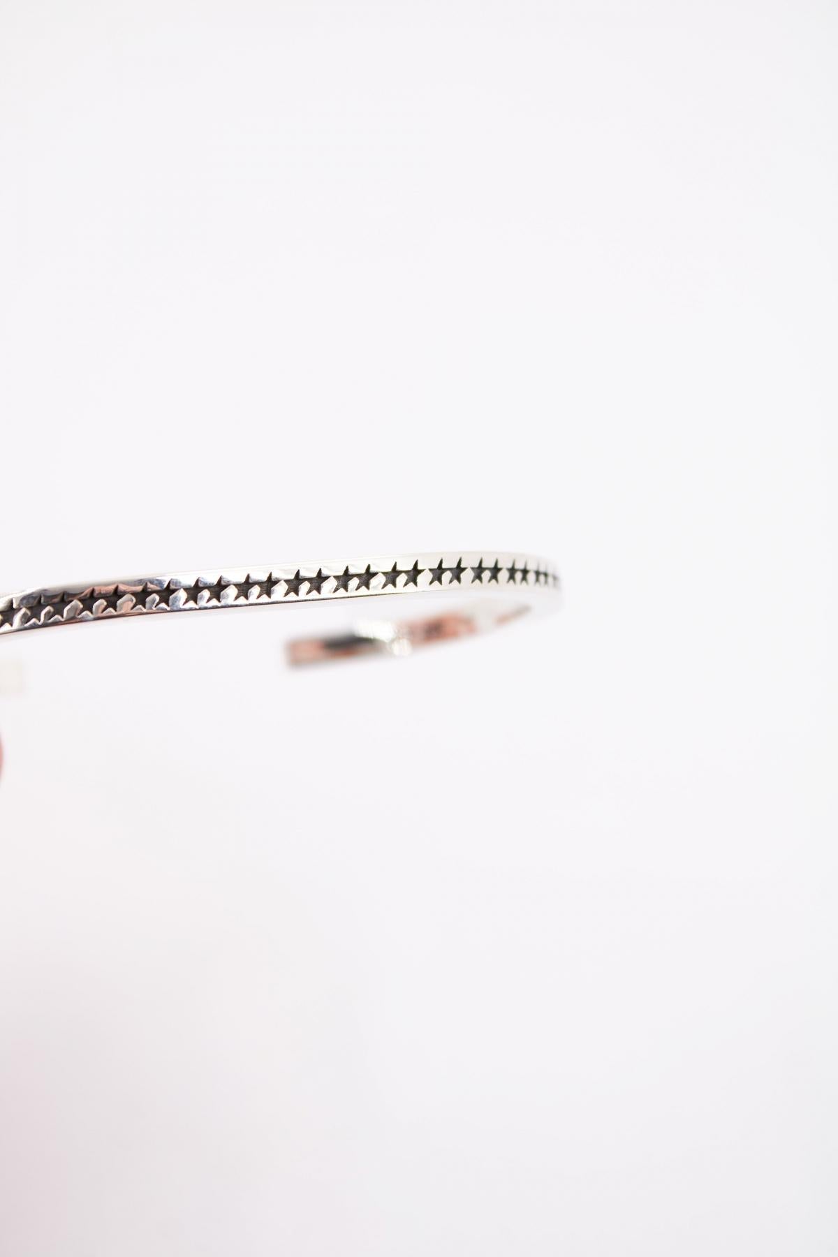 TWOJEYS ICON MONOGRAM BANGLE S en color PLATA (4)