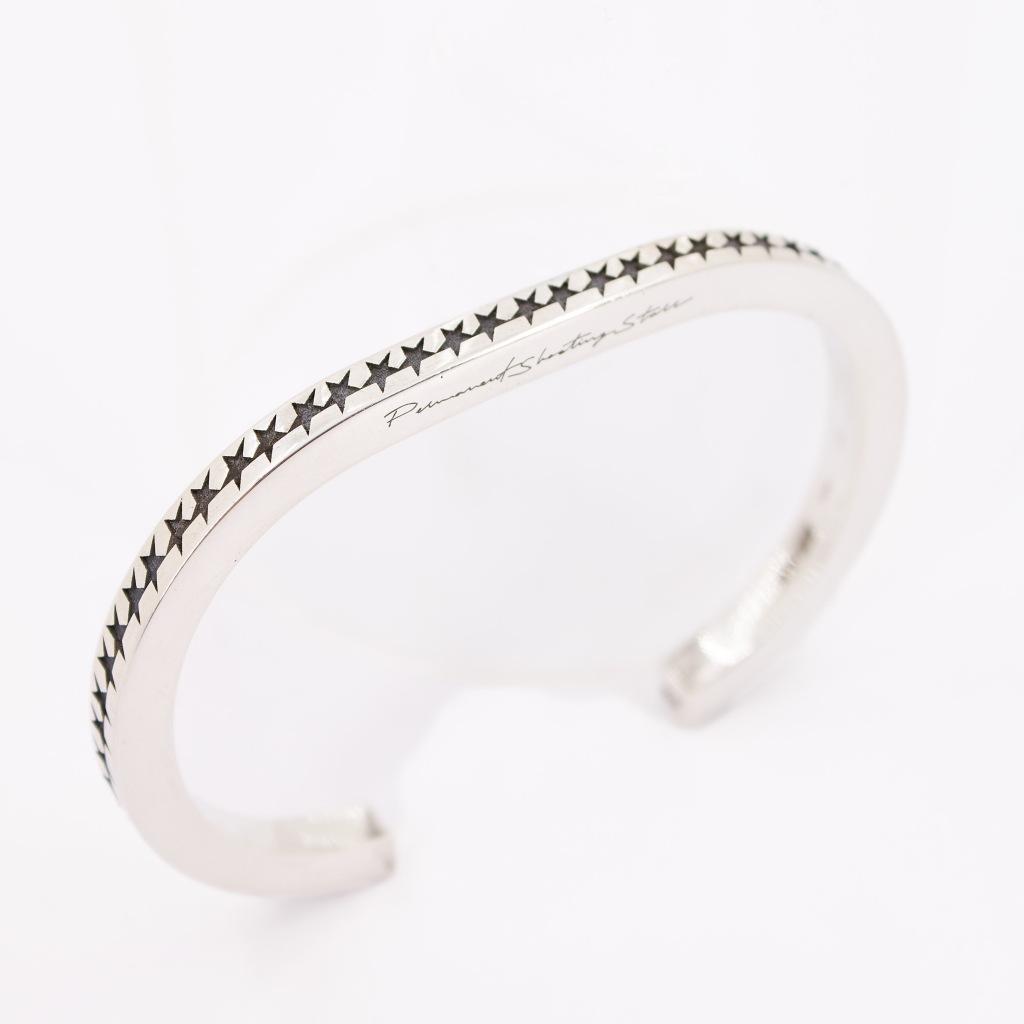 TWOJEYS ICON MONOGRAM BANGLE en color PLATA (5)
