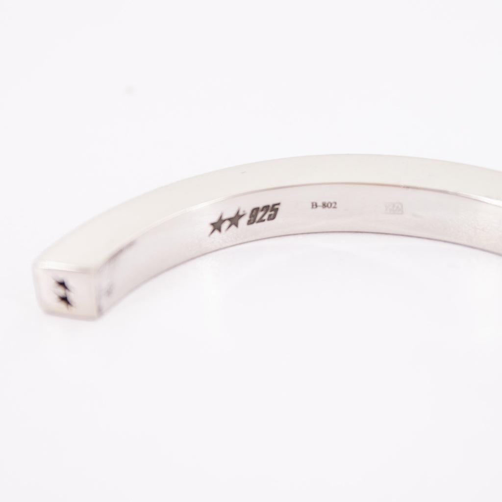 TWOJEYS ICON MONOGRAM BANGLE en color PLATA (6)