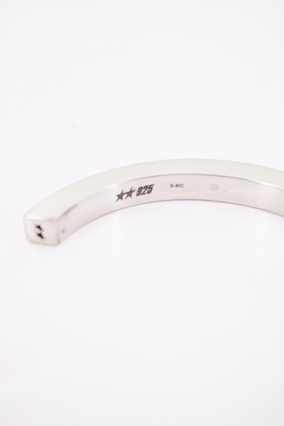 TWOJEYS ICON MONOGRAM BANGLE en color PLATA (3)