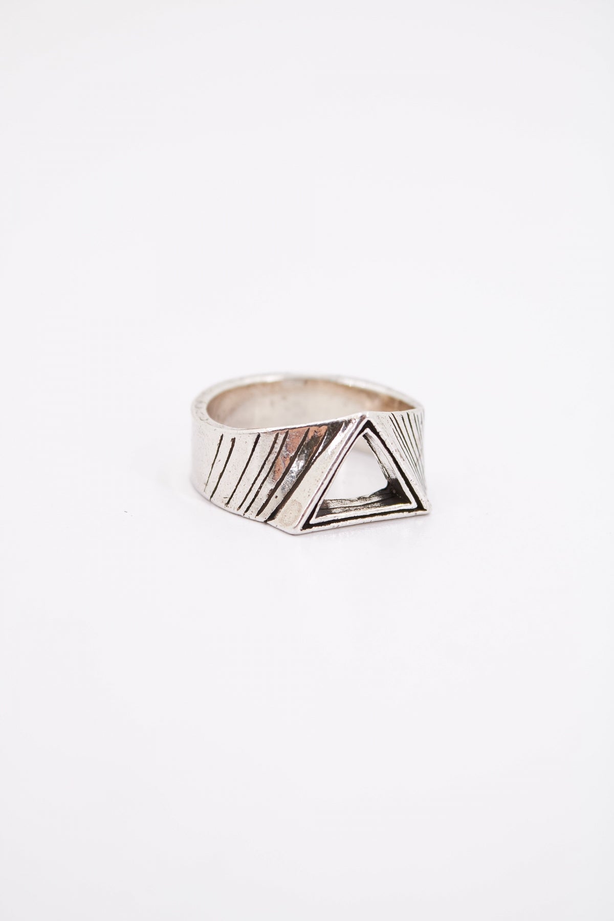 TWOJEYS TRIANGLE RING en color PLATA (1)