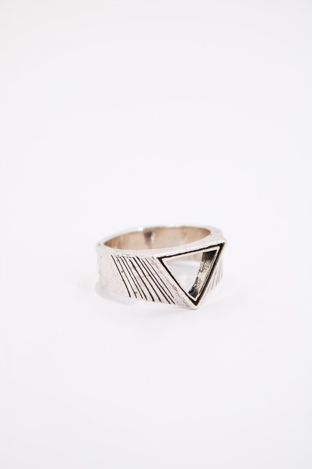 TWOJEYS TRIANGLE RING en color PLATA (2)