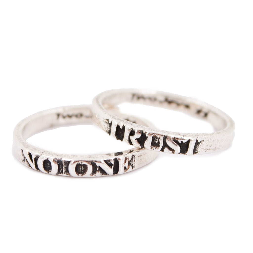 TWOJEYS TRUST NO ONE RING SET en color PLATA (4)