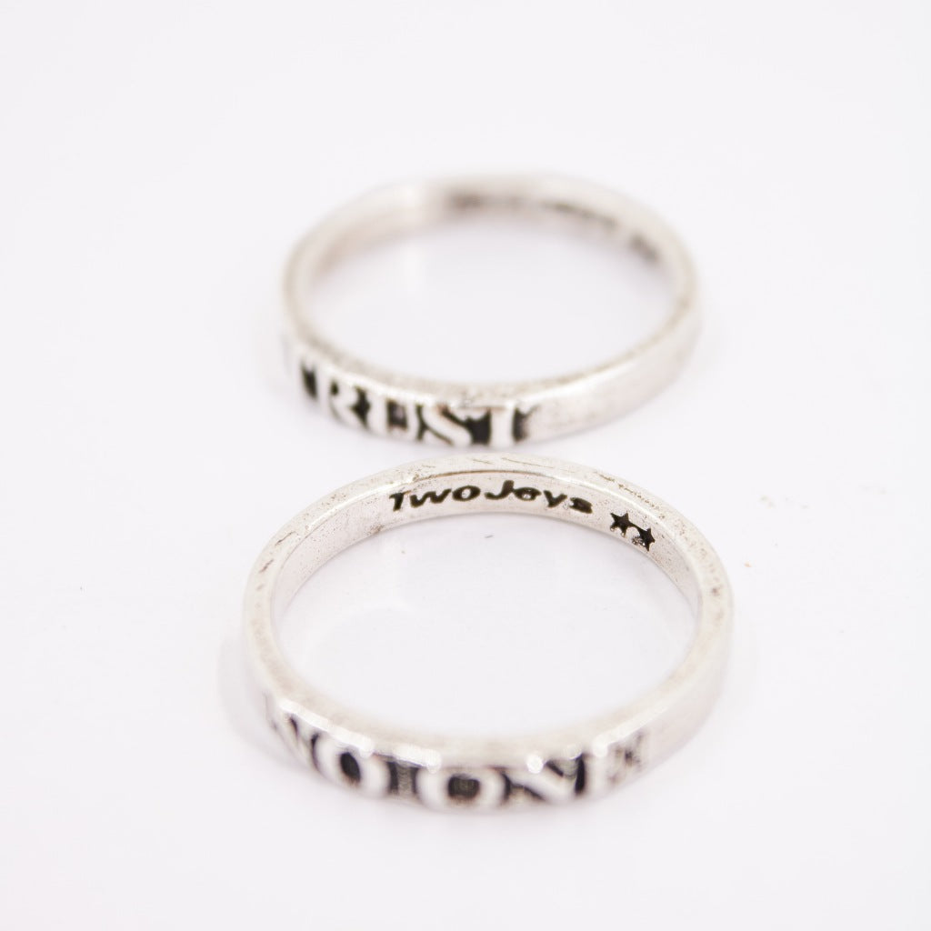 TWOJEYS TRUST NO ONE RING SET en color PLATA (5)