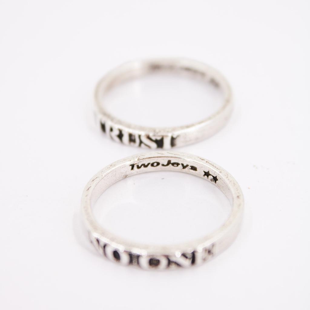 TWOJEYS TRUST NO ONE RING SET en color PLATA (5)