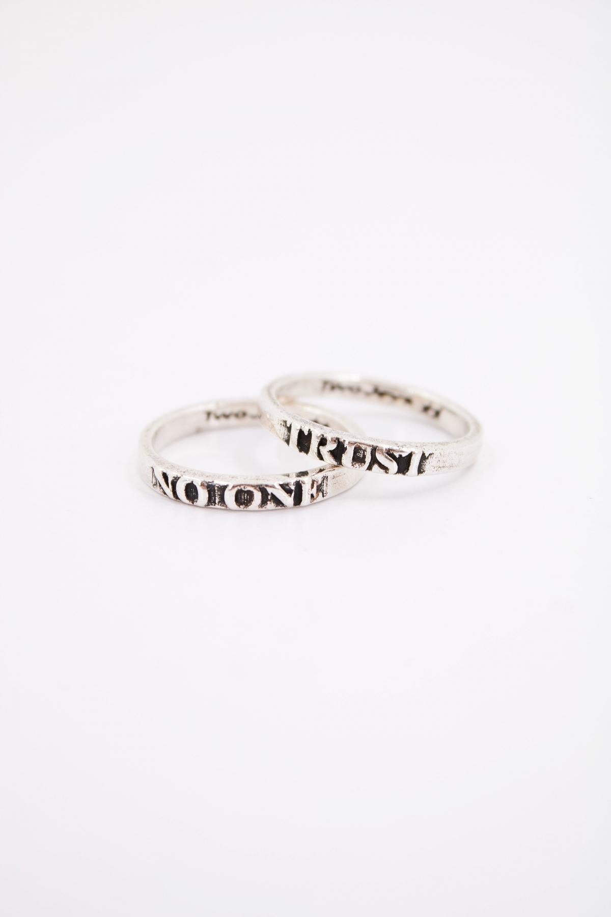 TWOJEYS TRUST NO ONE RING SET en color PLATA (1)