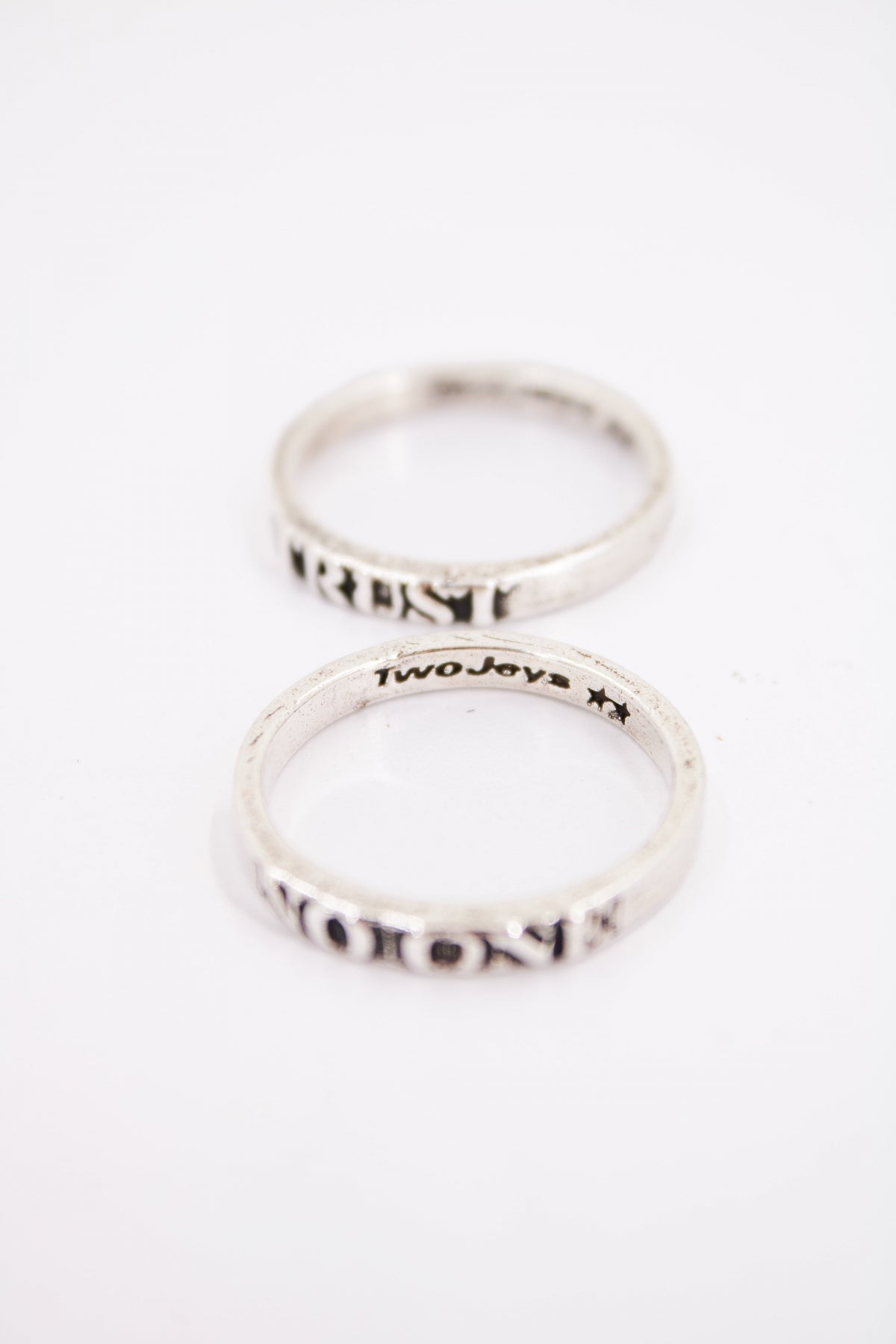 TWOJEYS TRUST NO ONE RING SET en color PLATA (2)