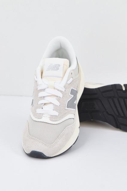 NEW BALANCE U RCE en color BEIS (2)