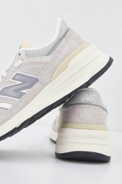 NEW BALANCE U RCE en color BEIS (4)