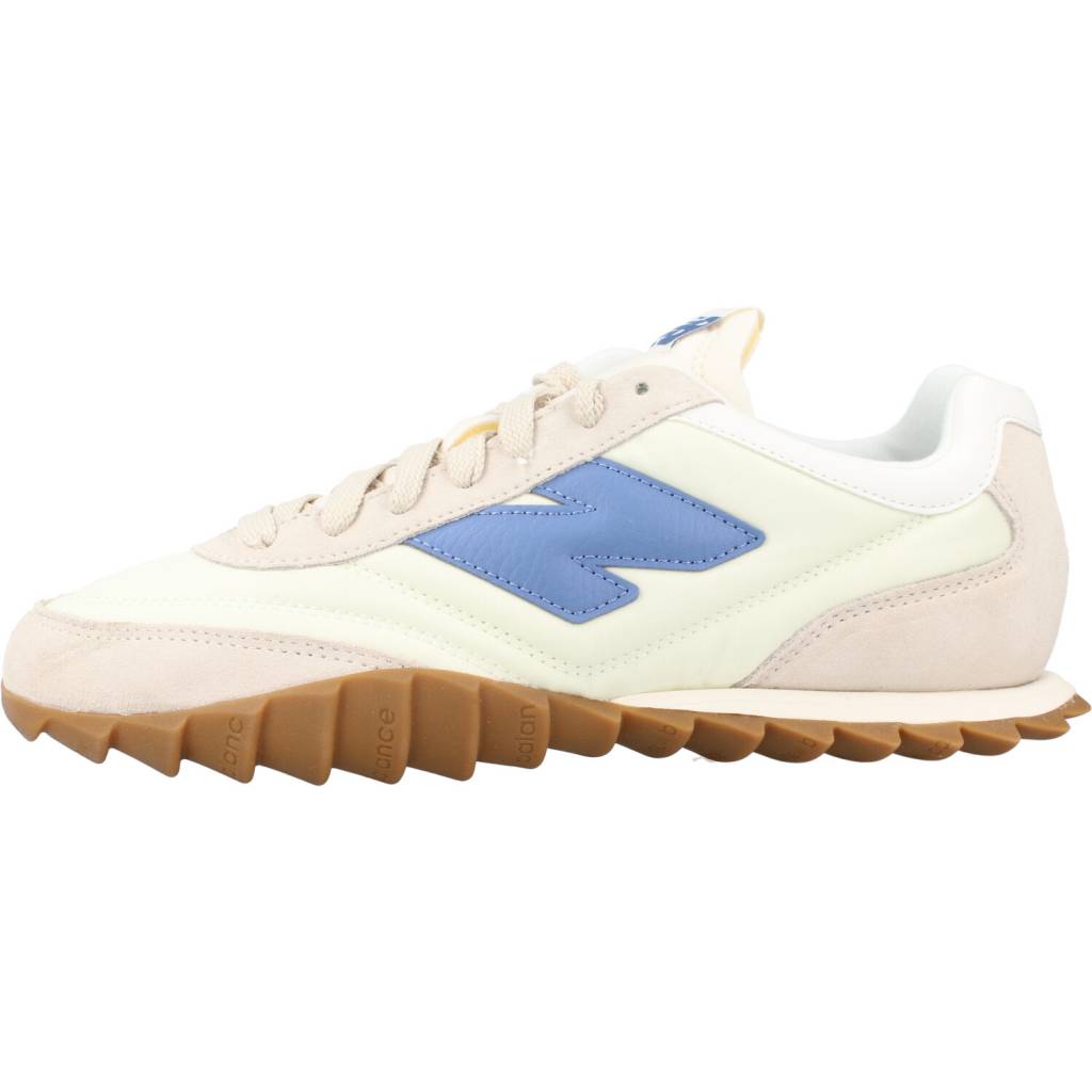 NEW BALANCE URC SM LIFESTYLE en color BEIS (5)