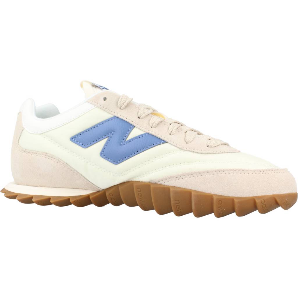NEW BALANCE URC SM LIFESTYLE en color BEIS (8)