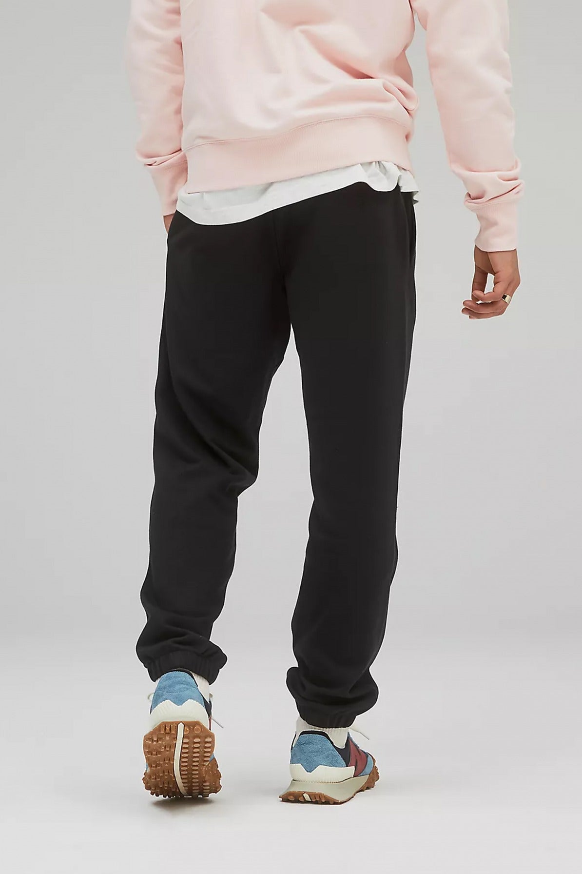 NEW BALANCE UNI-SSENTIALS FRENCH TERRY SWEATPANT en color NEGRO (3)