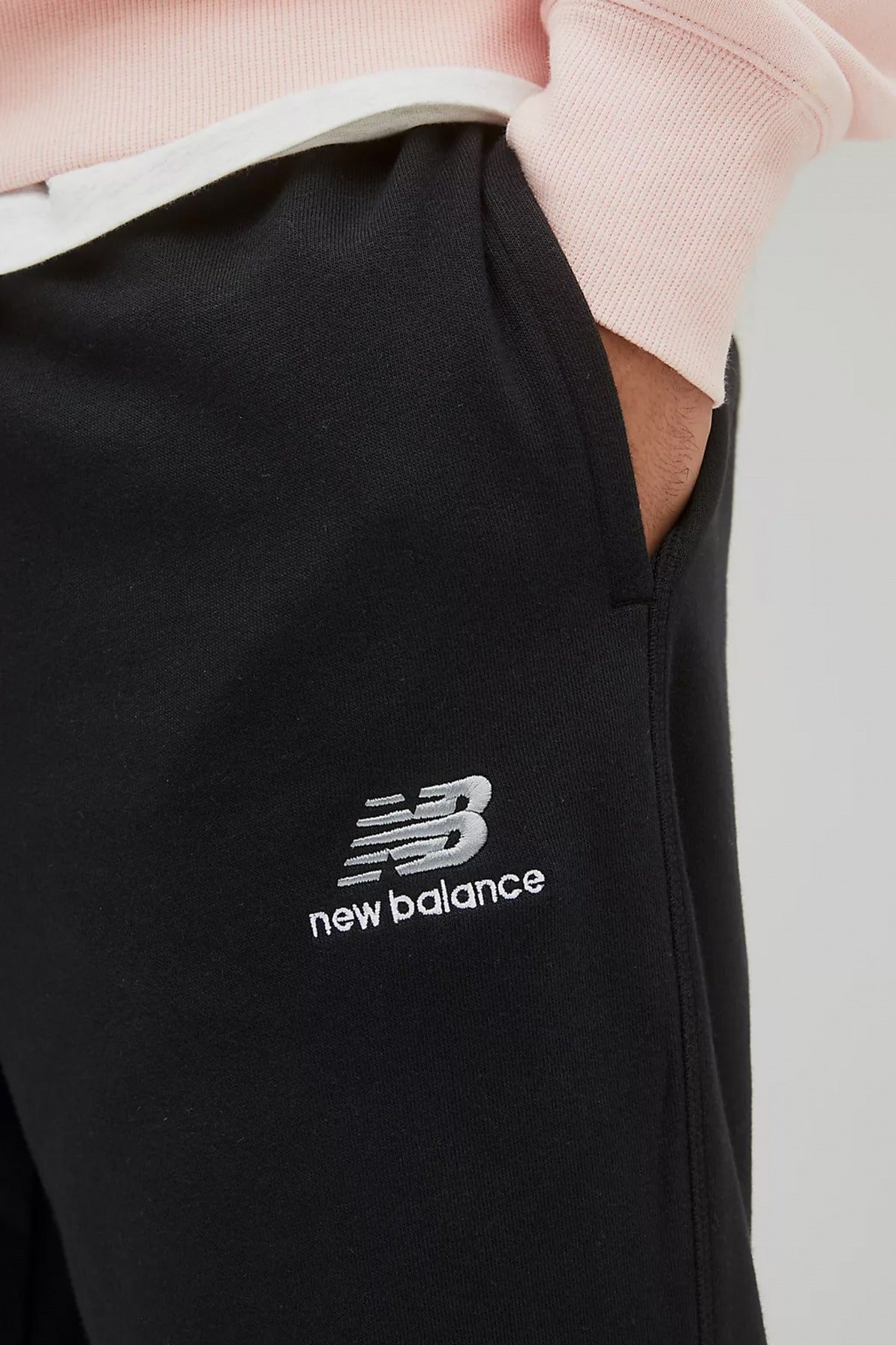 NEW BALANCE UNI-SSENTIALS FRENCH TERRY SWEATPANT en color NEGRO (4)