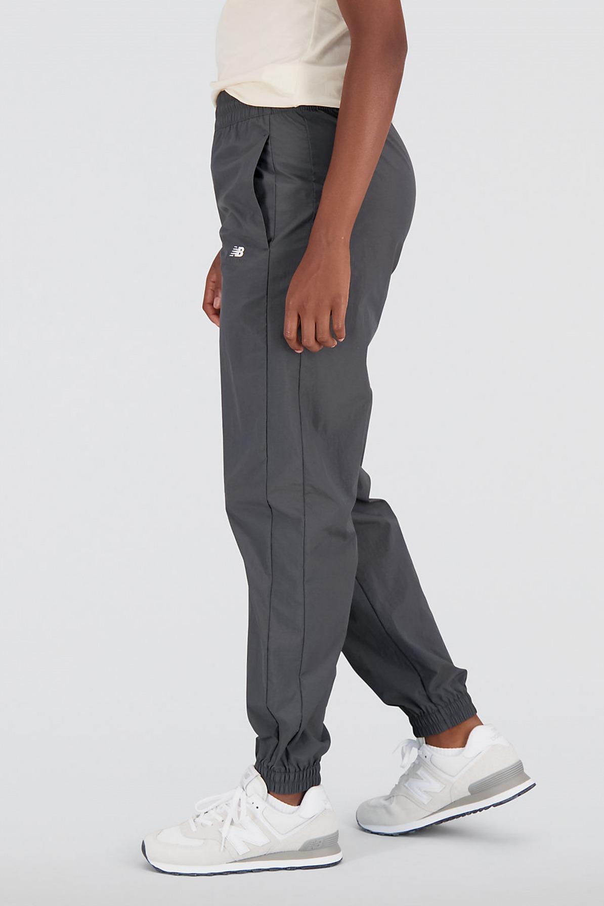 NEW BALANCE ATHLETICS REMASTERED WOVEN PANT en color GRIS (2)