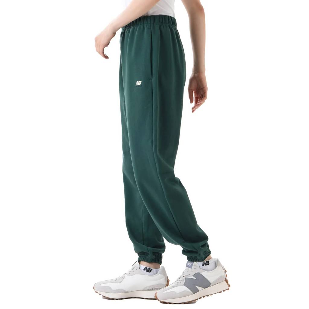 NEW BALANCE ATHLETICS REMASTERED FRENCH TERRY PANT en color VERDE (7)