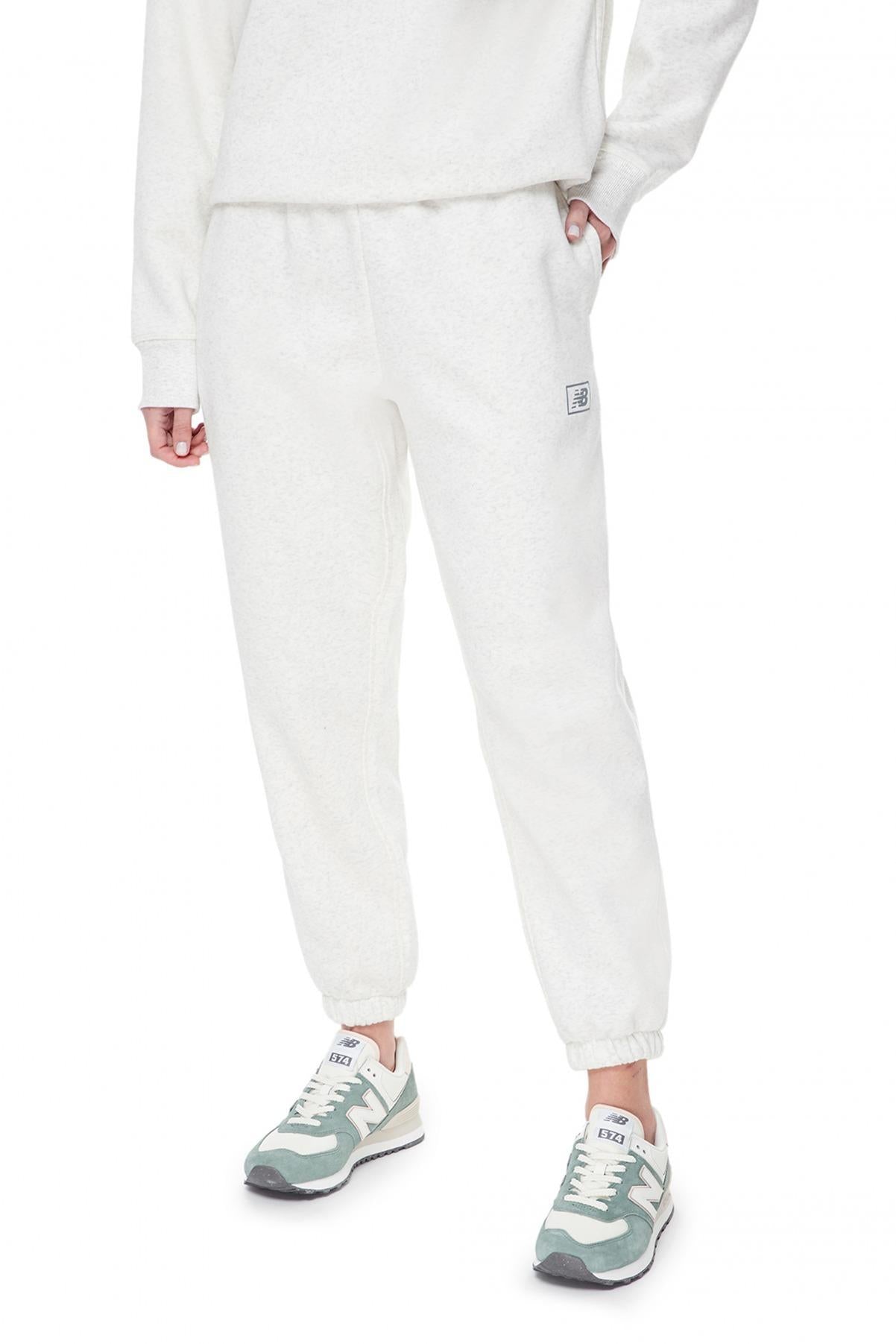 NEW BALANCE BRUSHED FLEECE PANT en color BLANCO (1)