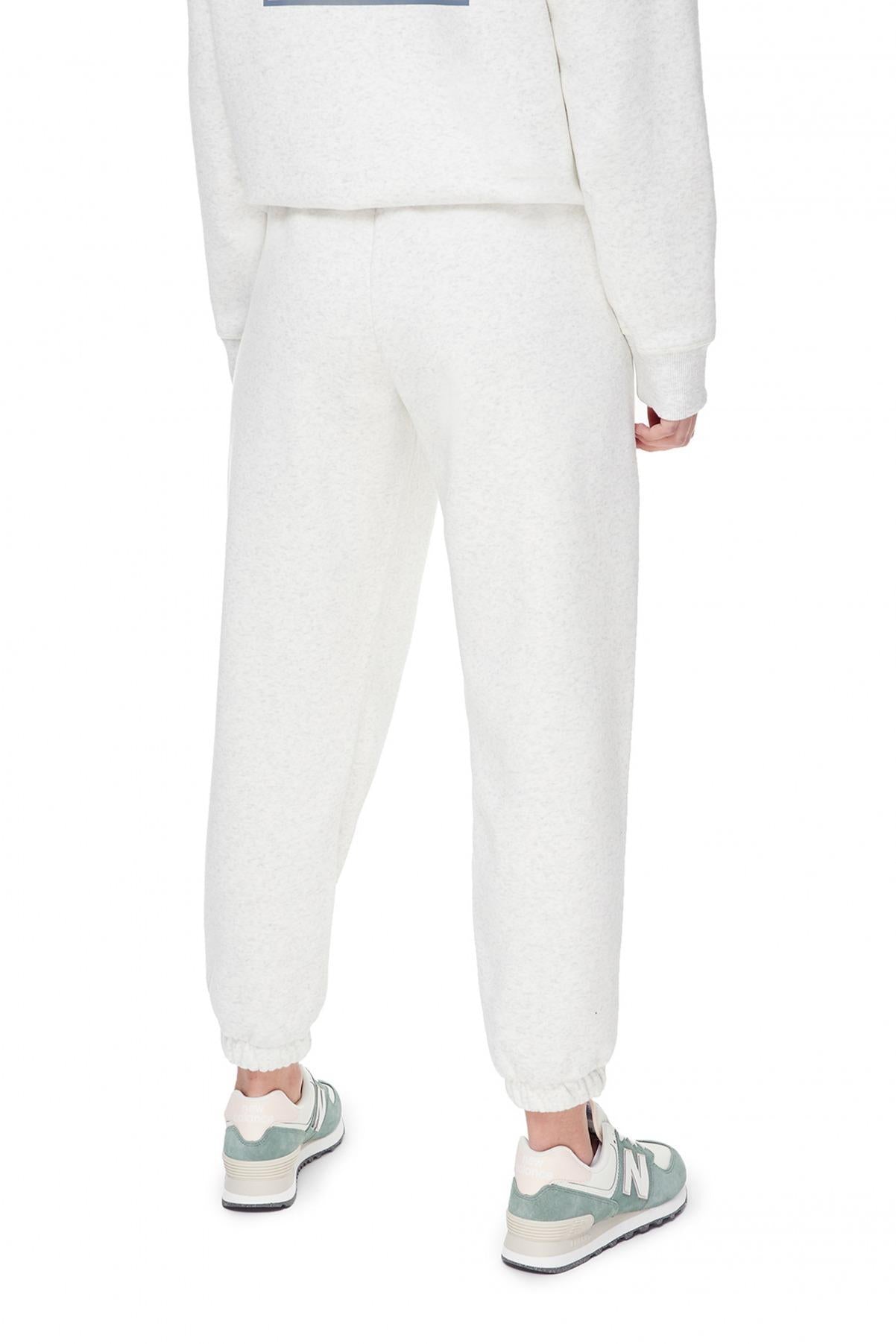 NEW BALANCE BRUSHED FLEECE PANT en color BLANCO (3)
