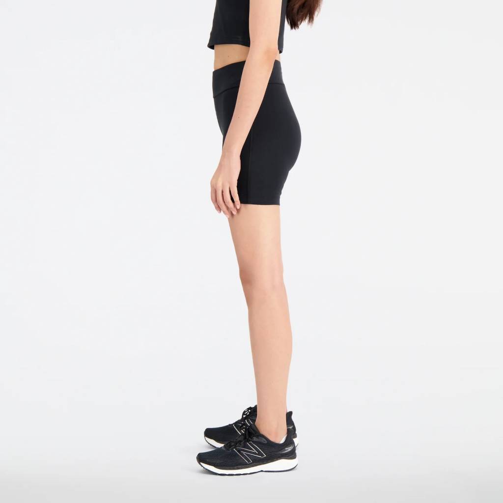 NEW BALANCE FITTED SHORT en color NEGRO (6)
