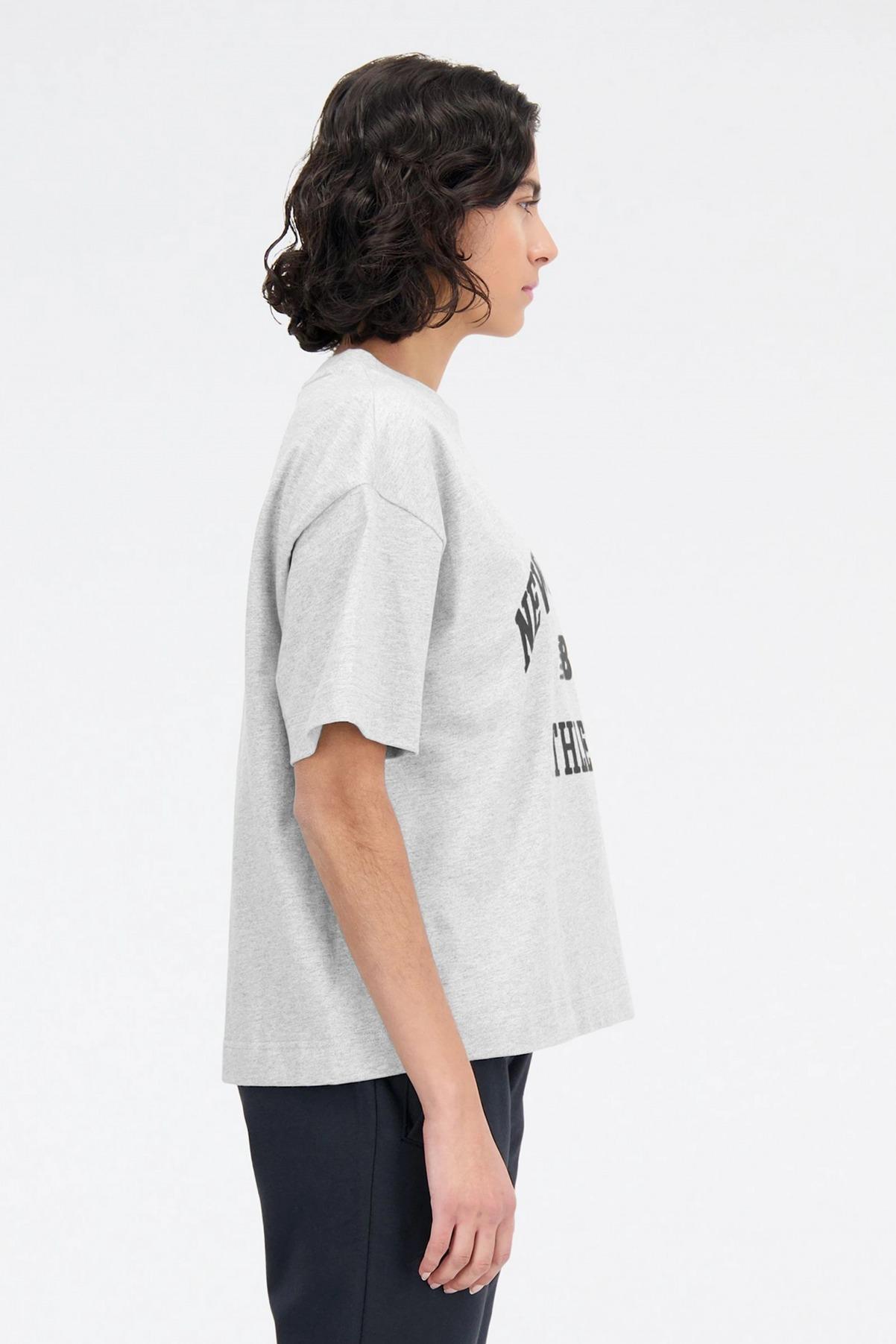 NEW BALANCE ATHLETICS VARSITY SHIRT en color GRIS (2)