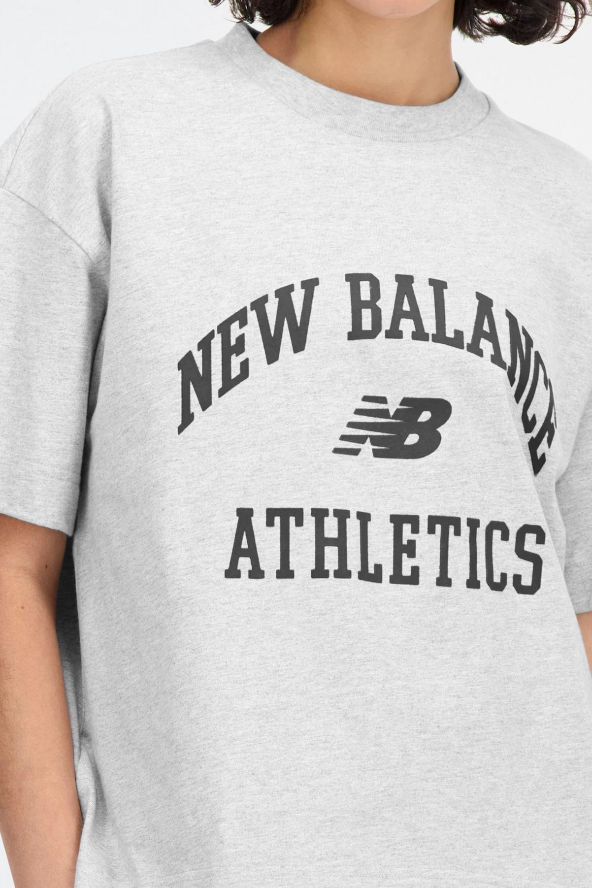 NEW BALANCE ATHLETICS VARSITY SHIRT en color GRIS (4)