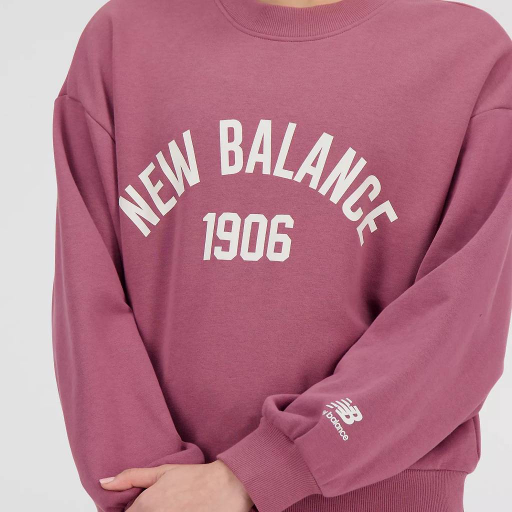 NEW BALANCE ESSENTIALS VARSITY FLEECE CREW en color BURDEOS (7)