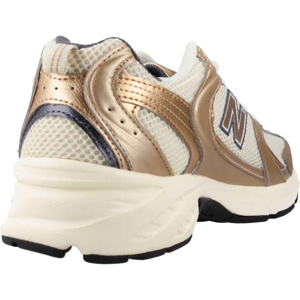 NEW BALANCE MR LA en color ORO (5)