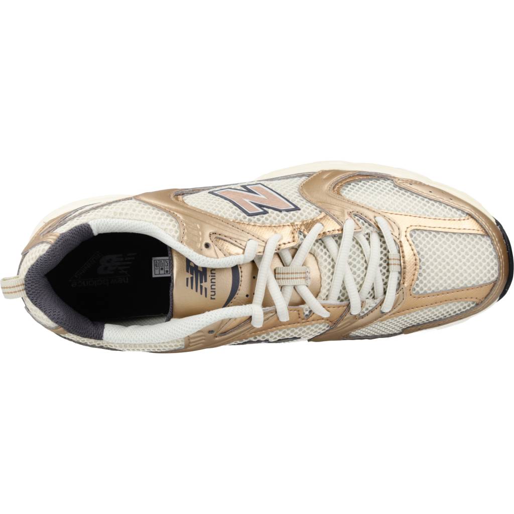 NEW BALANCE MR LA en color ORO (9)