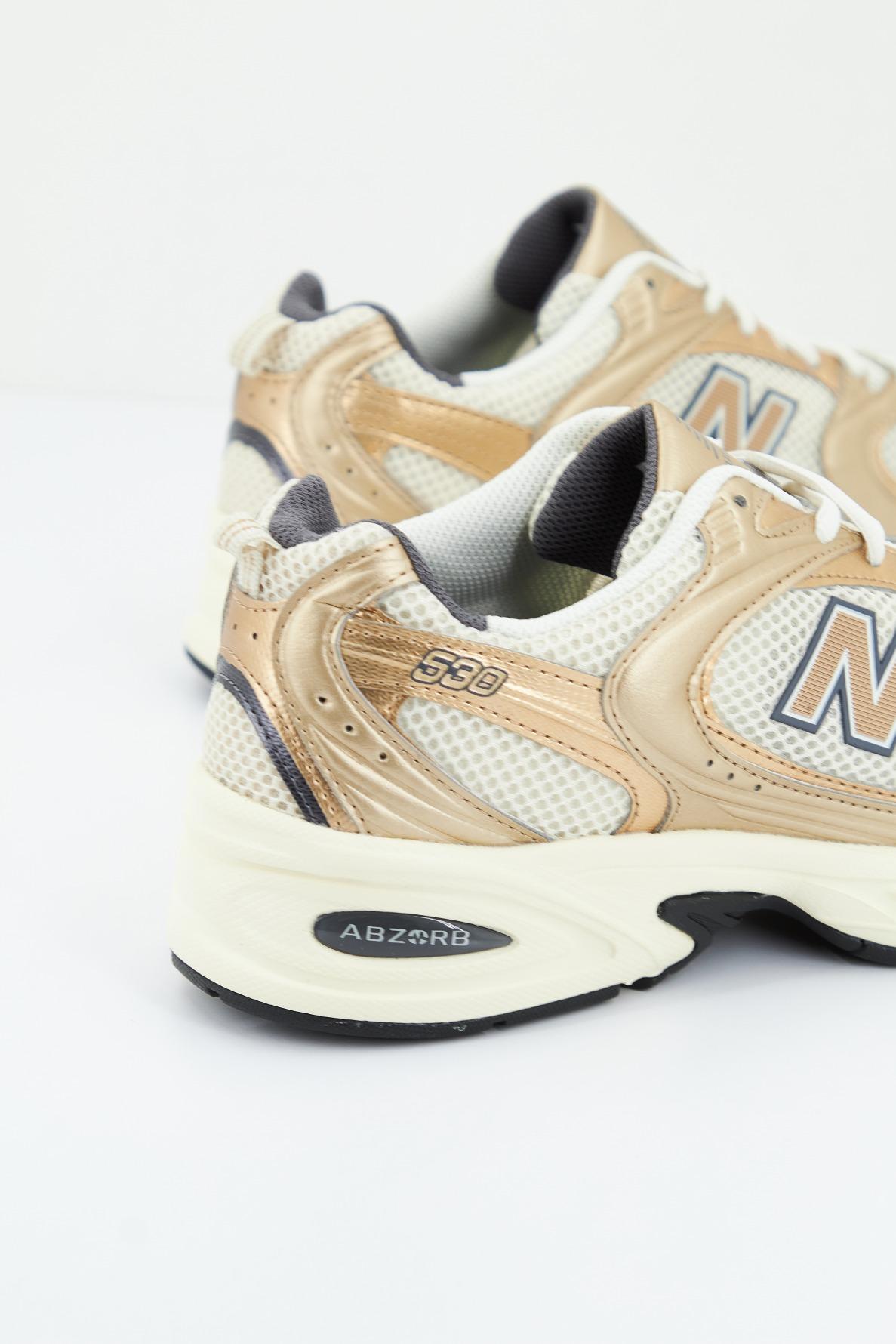 NEW BALANCE MR LA en color ORO (3)