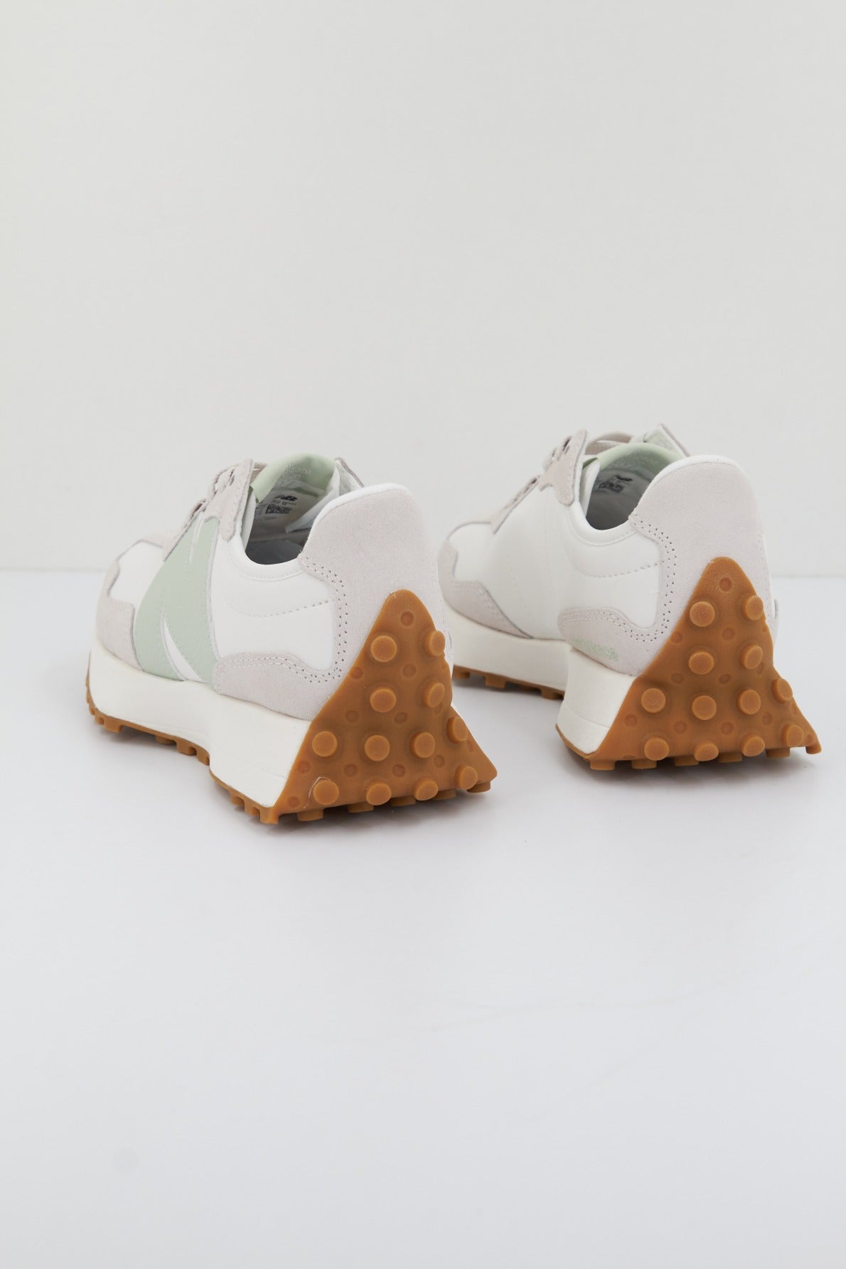 NEW BALANCE WSOU en color BLANCO (4)