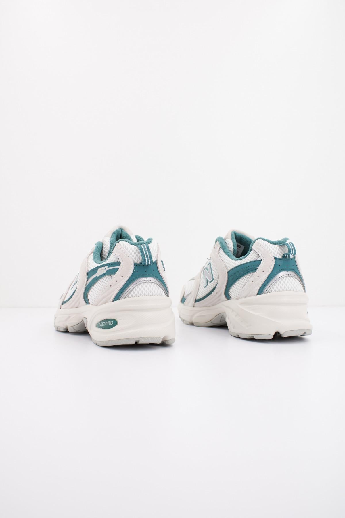 NEW BALANCE MR QA en color BLANCO (3)