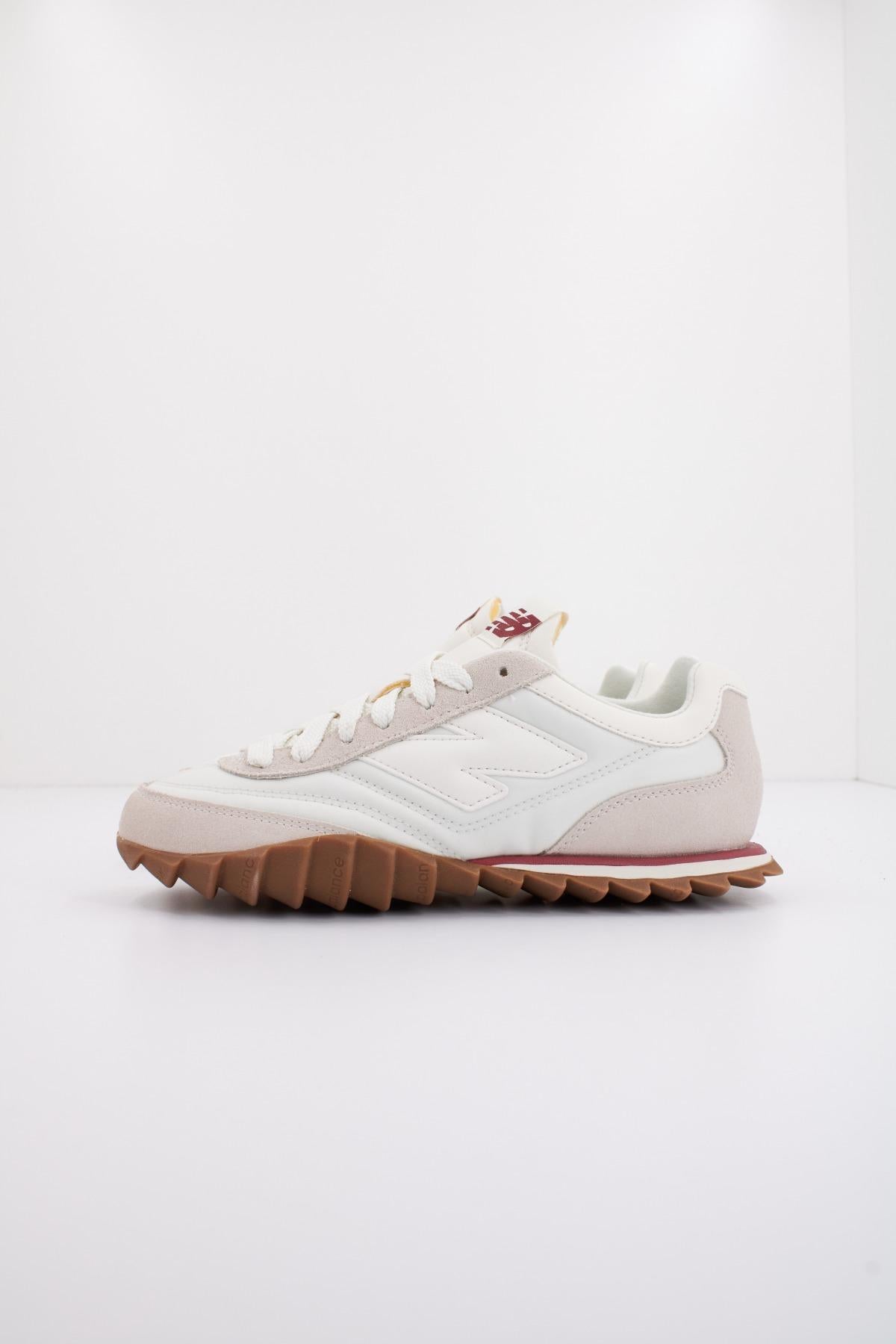 NEW BALANCE URC AC en color BLANCO (1)