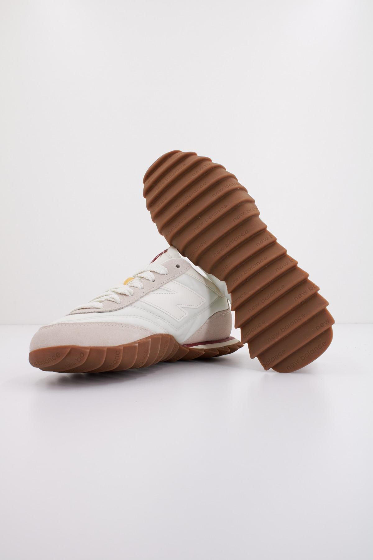 NEW BALANCE URC AC en color BLANCO (4)
