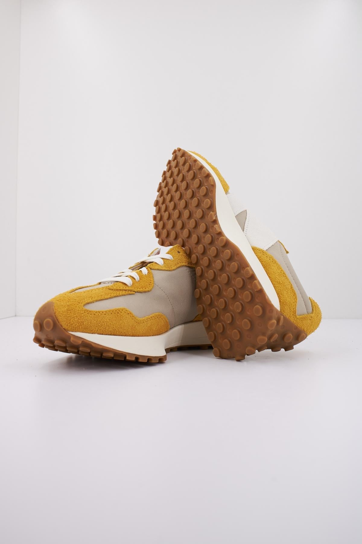 NEW BALANCE U SB en color AMARILLO (4)