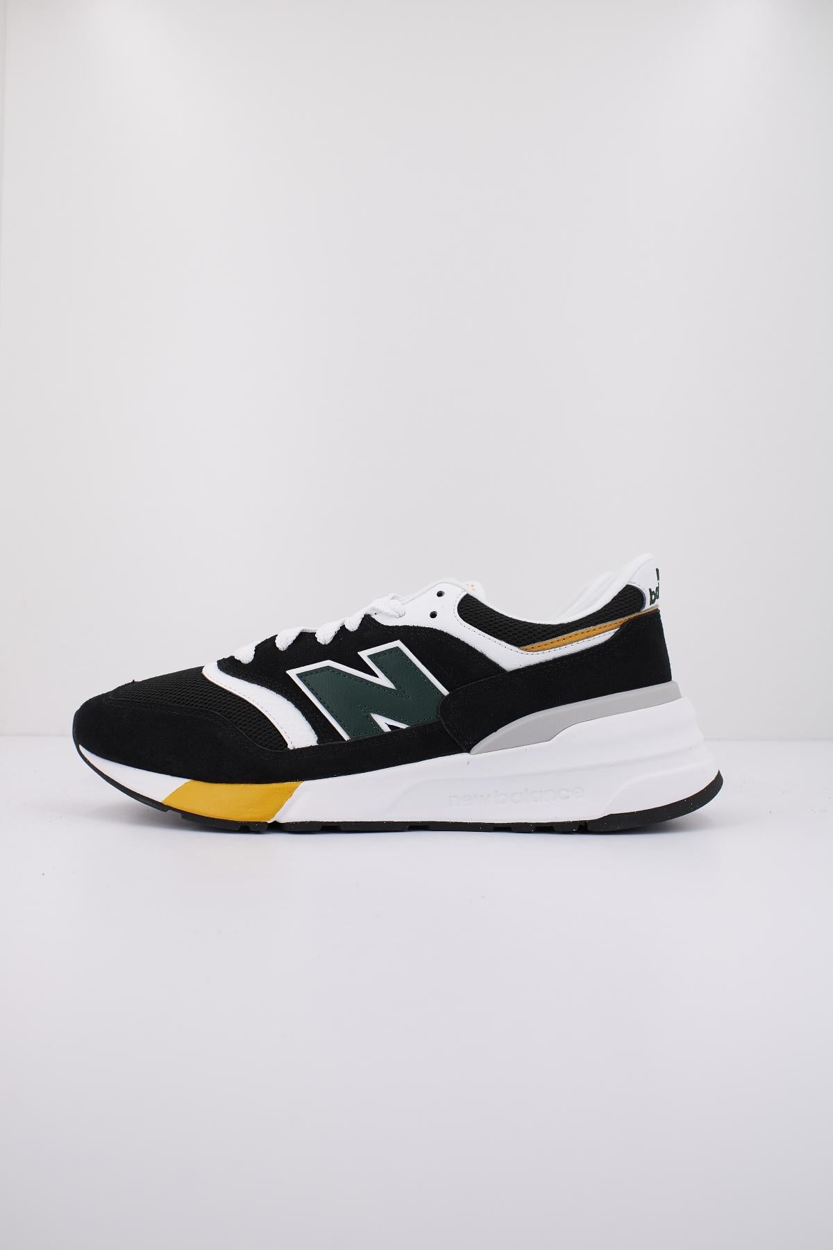 NEW BALANCE U REC en color NEGRO (1)