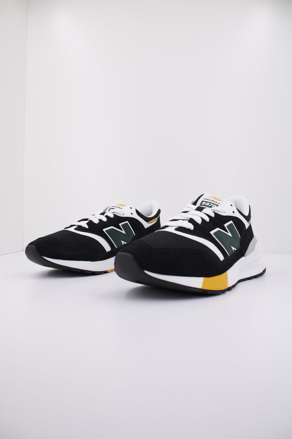 NEW BALANCE U REC en color NEGRO (2)