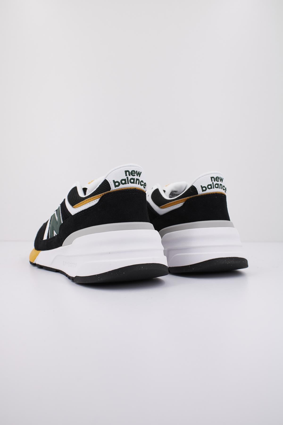 NEW BALANCE U REC en color NEGRO (3)