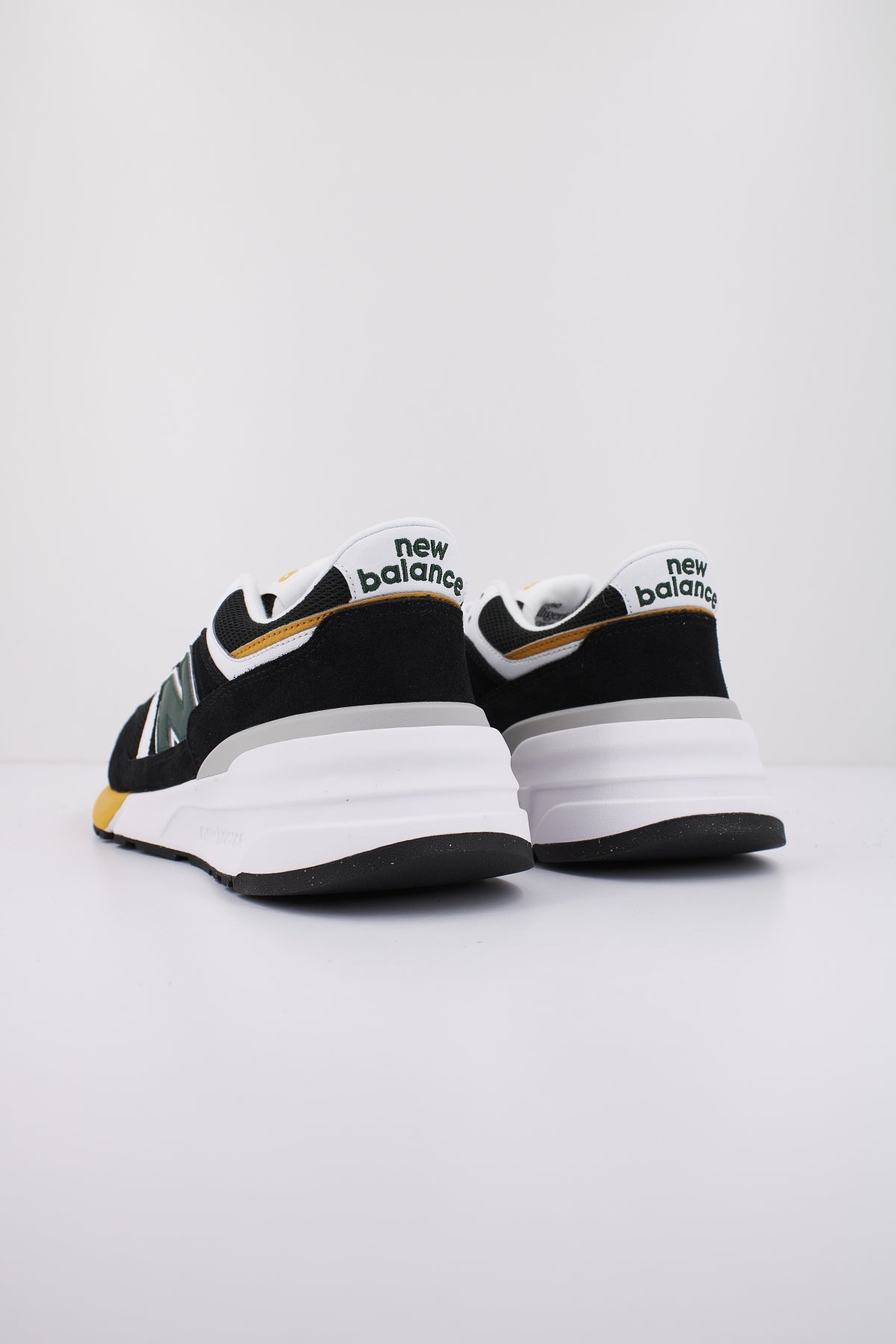 NEW BALANCE U REC en color NEGRO (3)