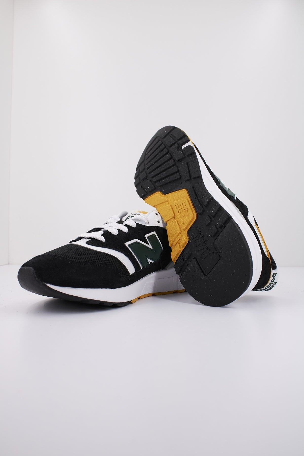 NEW BALANCE U REC en color NEGRO (4)